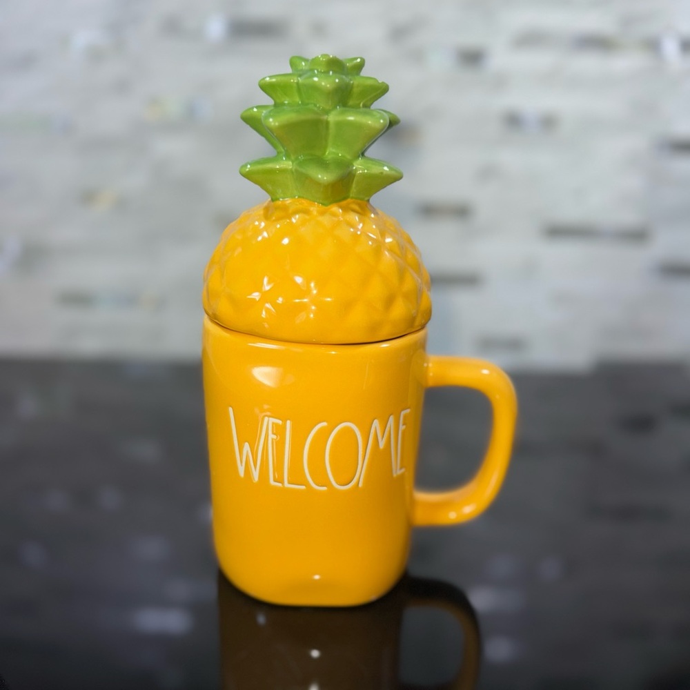 BNWT, Rae Dunn, yellow “Welcome” mug with pineapple topper